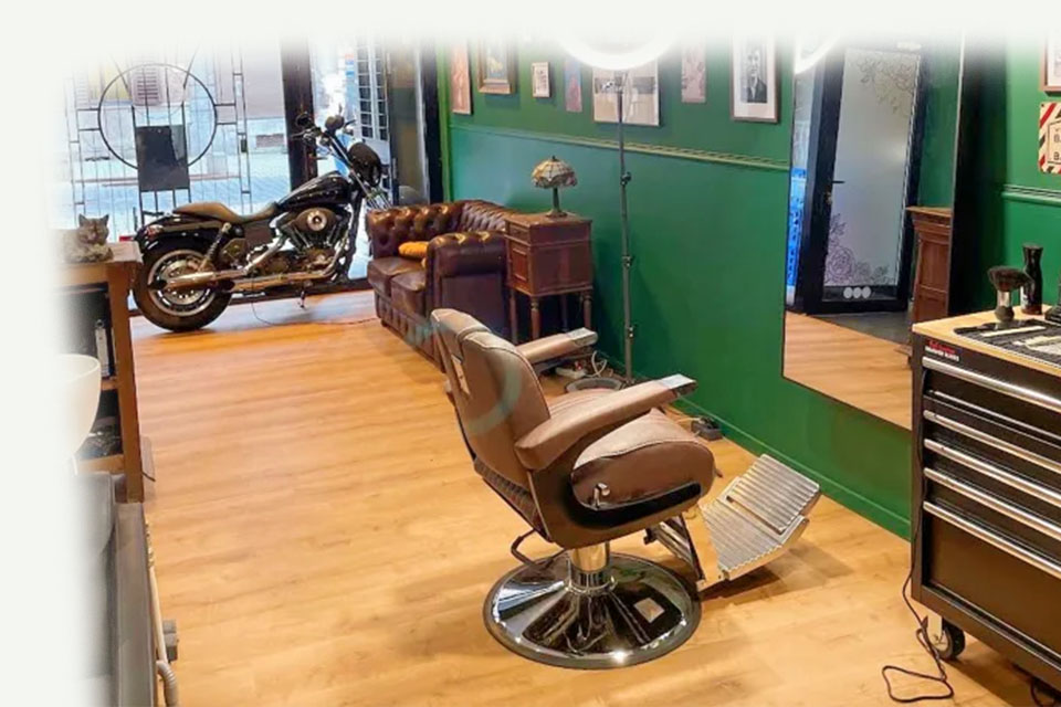Un salon de tatouage et barbershop